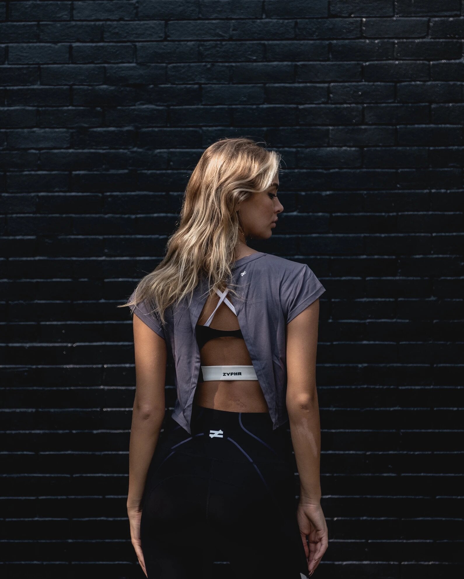 ATHLEISURE CROP TOP IN CHARCOAL GREY